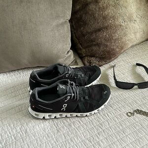On running cloud women’s black white train run walking sneakers 10.5